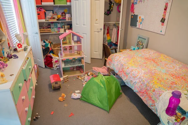 Im Schlafzimmer eines unordentlichen, aber gut benutzten kleinen Mädchens. — Stockfoto