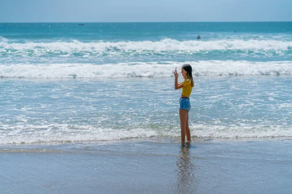 Teenager-Mädchen steht am Strand — Stockfoto