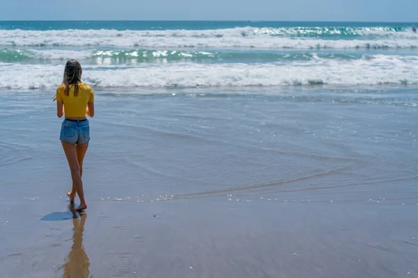 Teenage girl standing on beach — Stock Photo, Image