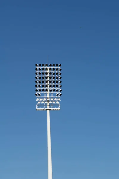 Torre de iluminação gigante com aray de luzes LED — Fotografia de Stock