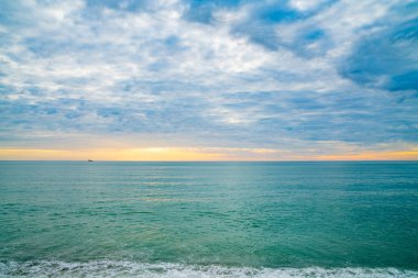  Güneşin doğuşunda bulutlu gökyüzünün altında, Napier plajı, Hawkes Körfezi., 