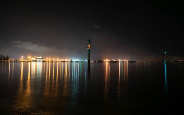 Tauranga Limanı üzerinde gece ışıkları, Bolluk Körfezi, Yeni Zelanda.