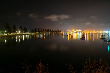 Tauranga Limanı üzerinde gece ışıkları, Bolluk Körfezi, Yeni Zelanda.