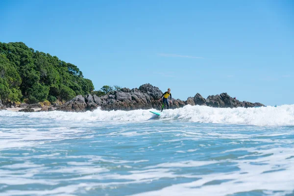 Tauranga New Zealand February 2020 Curling Wave Surf Teenager Surfer — Stock Photo, Image