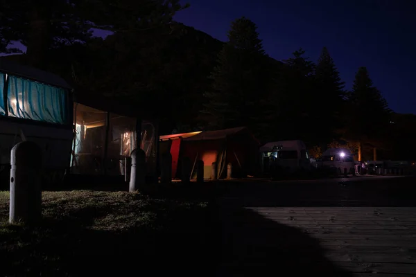 Tatil Kampçıları Karavanların Arasından Işık Saçar Gece Boyunca Kıyı Şeridi — Stok fotoğraf