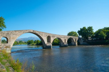 Yunanistan 'ın Pindus Dağları' ndaki Arta Arachthos Nehri üzerindeki antik taş köprü.