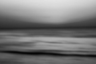 Arka planlar için tek renkli okyanus özeti pürüzsüz siyah ve beyaz tonlarda yatay hareket bulanıklığı.