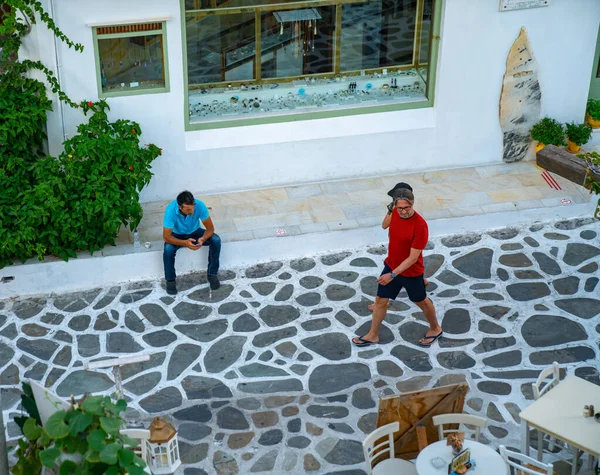 Naxos Grèce Août 2019 Deux Hommes Dans Rue Dessous — Photo