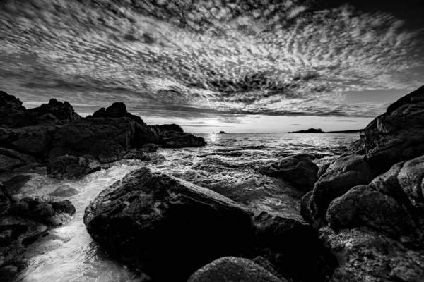 Zonsopgangen Verre Horizon Langs Strand Van Rotsachtige Voorgrond Onder Altocumulus — Stockfoto