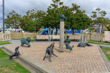 Tauranga Yeni Zelanda - 27 Mart 2020; Kıllı McLary ve arkadaşları, Brigitte West 'in 2016' da yaptığı zorunlu tecrit sırasında şehrin rıhtımındaki çocuk sürülerinden ürkütücü bir şekilde yoksun bronz heykeller yaptılar..