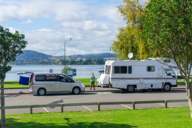 Tauranga Yeni Zelanda - 27 Mart 2020; Covid-19 tecrit ve tecrit kuralları uyarınca dört hafta boyunca gidecek bir yeri olmayan turistler.