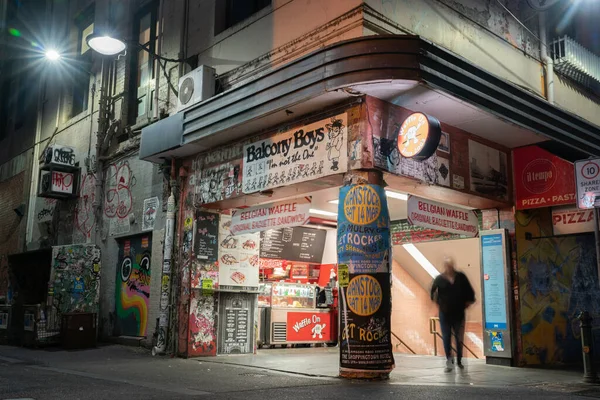 Melbourne Austrália Março 2020 Cidade Noite Imagem Borrada Homem Emergindo — Fotografia de Stock