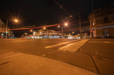 Ballarat Australia - 15 Mart 2020; Mair Caddesi, tarihi Mair ve Lydiard caddelerinin kesiştiği yerde sokak lambası altında Victoria döneminden kalma binalarıyla.