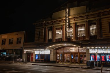 Ballarat Australia - 15 Mart 2020; Mair Caddesi 'ndeki aydınlanmış sanat deco tarzı Regent Tiyatrosu' nun geniş açılı sokak sahnesi tarihi kent ışıklarının altında