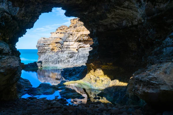 Grottan Pooler Och Naturliga Båge Geologisk Formation Som Lockar Turister — Stockfoto