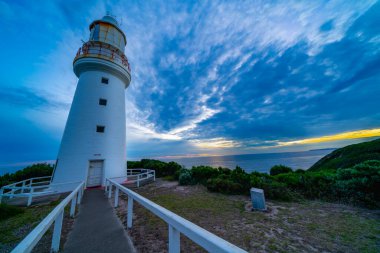Cape Otway tarihi deniz feneri. Victoria eyaletinde günbatımında Avustralya 'nın güney noktasında dramatik bir gökyüzü var..