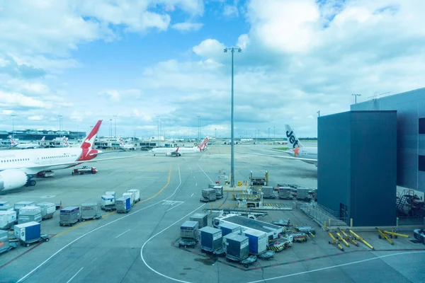 Melbourne Australia March 2019 Airport Exterior Parked Planes Servicing Equipment — Stock Photo, Image