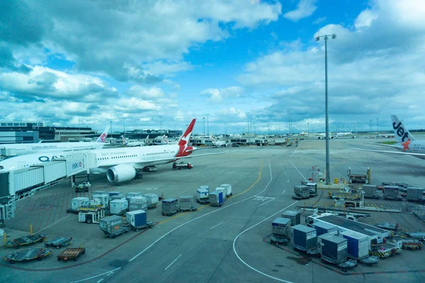 Melbourne Australia March 2019 Airport Exterior Parked Planes Servicing Equipment — Stock Photo, Image