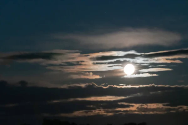 Cahaya Bulan Purnama Sebagian Dikaburkan Oleh Awan Melemparkan Cahaya Teluk — Stok Foto