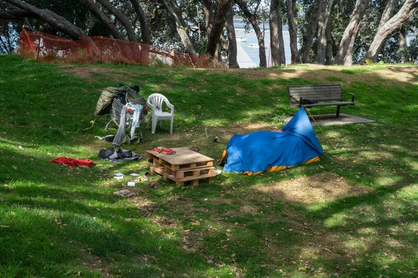 都市公園の木の下のCovid 19緊急時に避難生活のホームレスの場所 — ストック写真