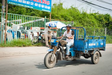 Saigon Vietnam - 13 Ekim 2013; Üç tekerlekli tuktuk mini kamyon Asya şehirlerinde sevkiyat için tipik.