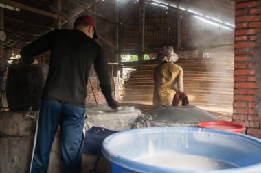 Can Tho Vietnam - 14 Ekim 2013; Fabrika işçileri kurutmak için kamış raflarında vermicelli üretip koyuyorlar.