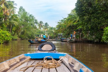 Can Tho Vietnam - 14 Ekim 2013; Mekong Nehri 'ndeki kayıkçılar ve yolcular