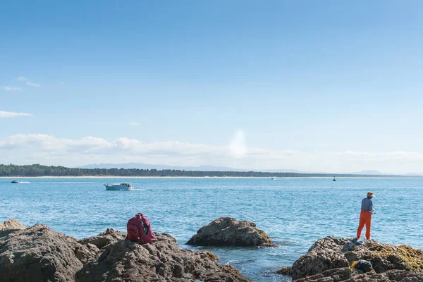 Tauranga Nový Zéland Duben 2013 Rock Rybář Oranžové Barvě Kalhoty — Stock fotografie