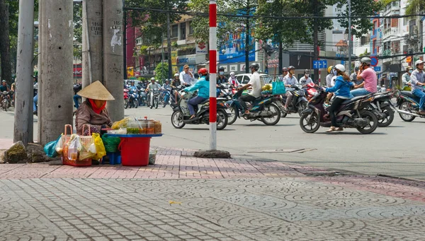 Saigon Vietnam October 2013 Woman Conical Hats Sitting Busy Street — Stock Photo, Image