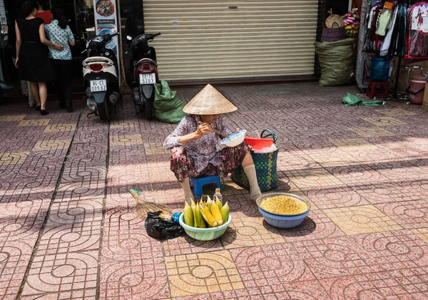 Sajgon Wietnam Października 2013 Kobieta Sprzedająca Jedząca Kukurydzę Stożkowym Kapeluszu — Zdjęcie stockowe