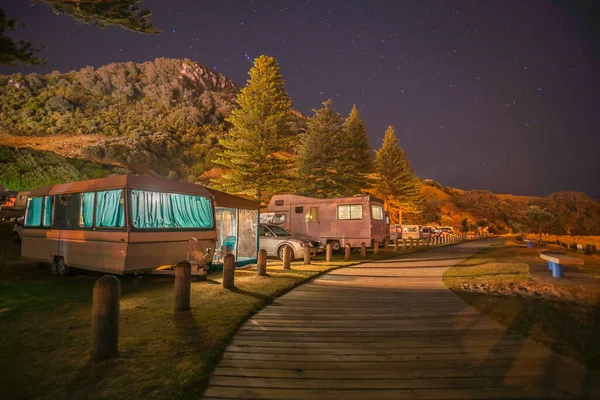 Caravanas Casas Móveis Turistas Sob Céu Estrelado Longo Passarela Madeira — Fotografia de Stock