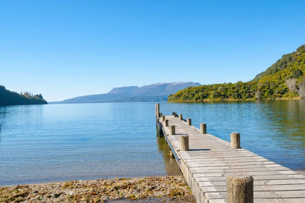 ニュージーランドの美しいタルウェラ湖に投影ジェッティ — ストック写真