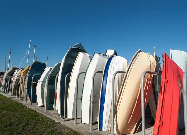 Row Dingy Boats Standing End Boatrack Blue Sky — Stock Photo, Image