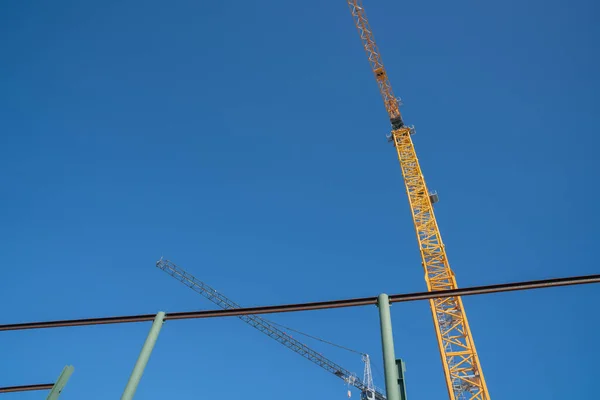 Planta Construcción Desde Ángulo Bajo Con Encofrado Acero Pesado Grúa —  Fotos de Stock