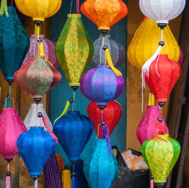 Renkli Asya fenerlerinin görüntüsü farklı şekil ve modeller satışta..