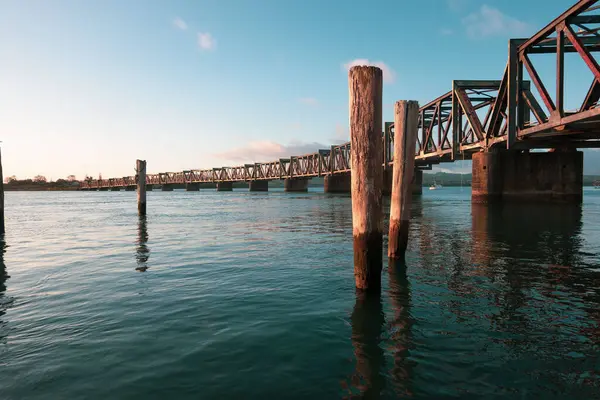 Estrutura Treliça Histórica Ponte Ferroviária Através Porto Tauranga Luz Manhã — Fotografia de Stock