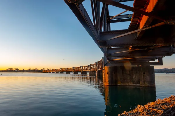 Sunrise Através Porto Tauranga Captura Ponte Ferroviária Histórica Como Ele — Fotografia de Stock