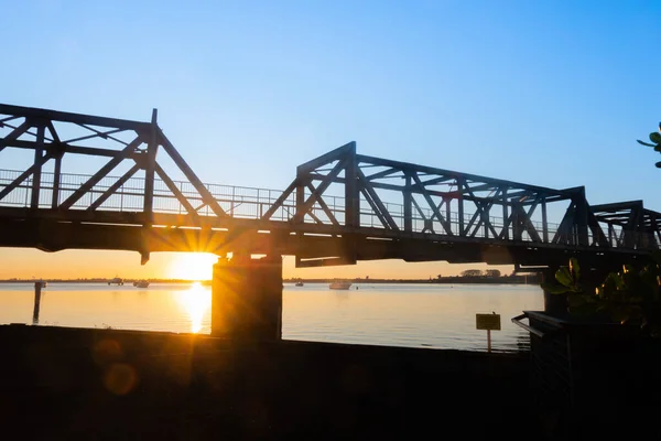 横跨新西兰陶兰加港的铁路桥在日出前被勾勒出轮廓 — 图库照片