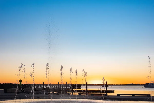 水边的陶兰加 当太阳升起穿过港口时 — 图库照片