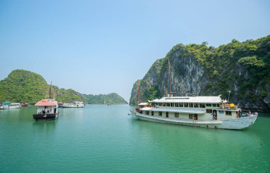 Halong Körfezi Vietnam - 22 Ekim 2013; Güzel sakin ve huzurlu körfezdeki tekneler serin sabah ışığında.