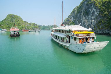Halong Körfezi Vietnam - 22 Ekim 2013; Güzel sakin ve huzurlu körfezdeki tekneler serin sabah ışığında.