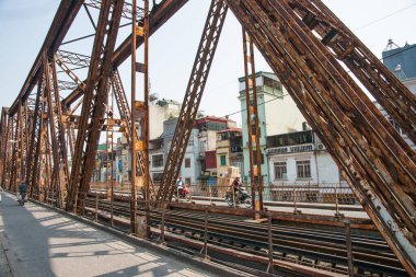 Long Bein Köprüsü, Hanoi, Vietnam 25 Ekim 2013; Eski çok katlı gecekondu barakaları köprü yapısı boyunca insanlar bisiklet sürüyor ve yürüyordu.