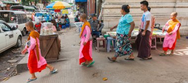 Yangon Myanmar - 26 Ekim 2013; Seyahat ve insanlar üç acemi keşişi hayal ediyor..