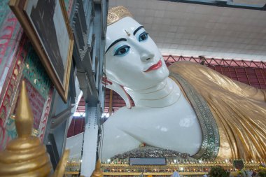 Geniş yaslanmış Buda 'nın yüz üstü yatışı