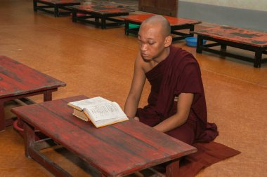 Bagan Myanmar - 30 Ekim 2013; Budist çocuklar manastırda oturmuş kutsal kitaplarını okuyorlar..