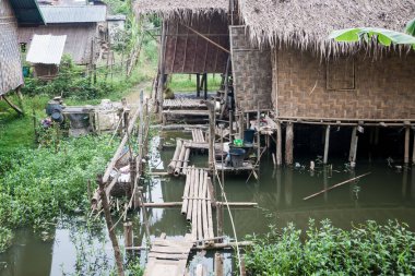 Myanmar Seyahat Resimleri. Fakir insanların evleri. Nehrin kıyısına inşa edilmiş..