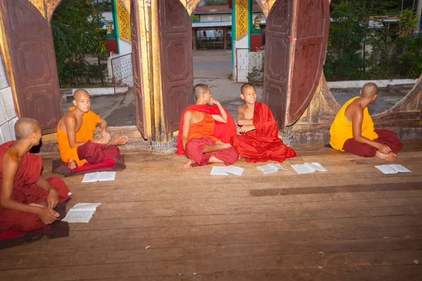 Inle Myanmar Novembre 2013 Gruppo Monaci Novizi Tirocinanti Seduti Sul — Foto Stock