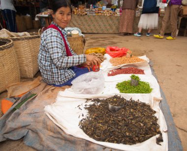 Inle Gölü Myanmar - 3 Kasım 2013; Inle Gölü 'nde kadınlar ürünlerini ve mallarını satıyorlar..