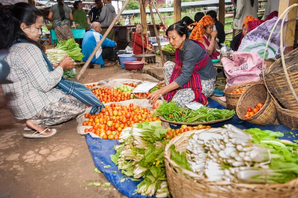 미얀마의 2013 레이크 시장에 여자들 농산물 상품을 — 스톡 사진