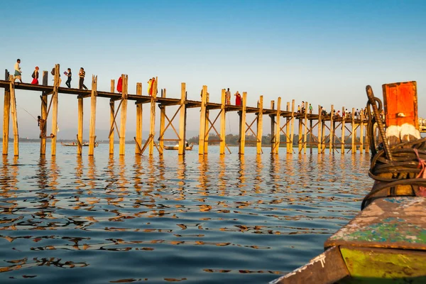 Pont Bein Novembre 2013 Personnes Traversant Lac Sous Ciel Bleu — Photo